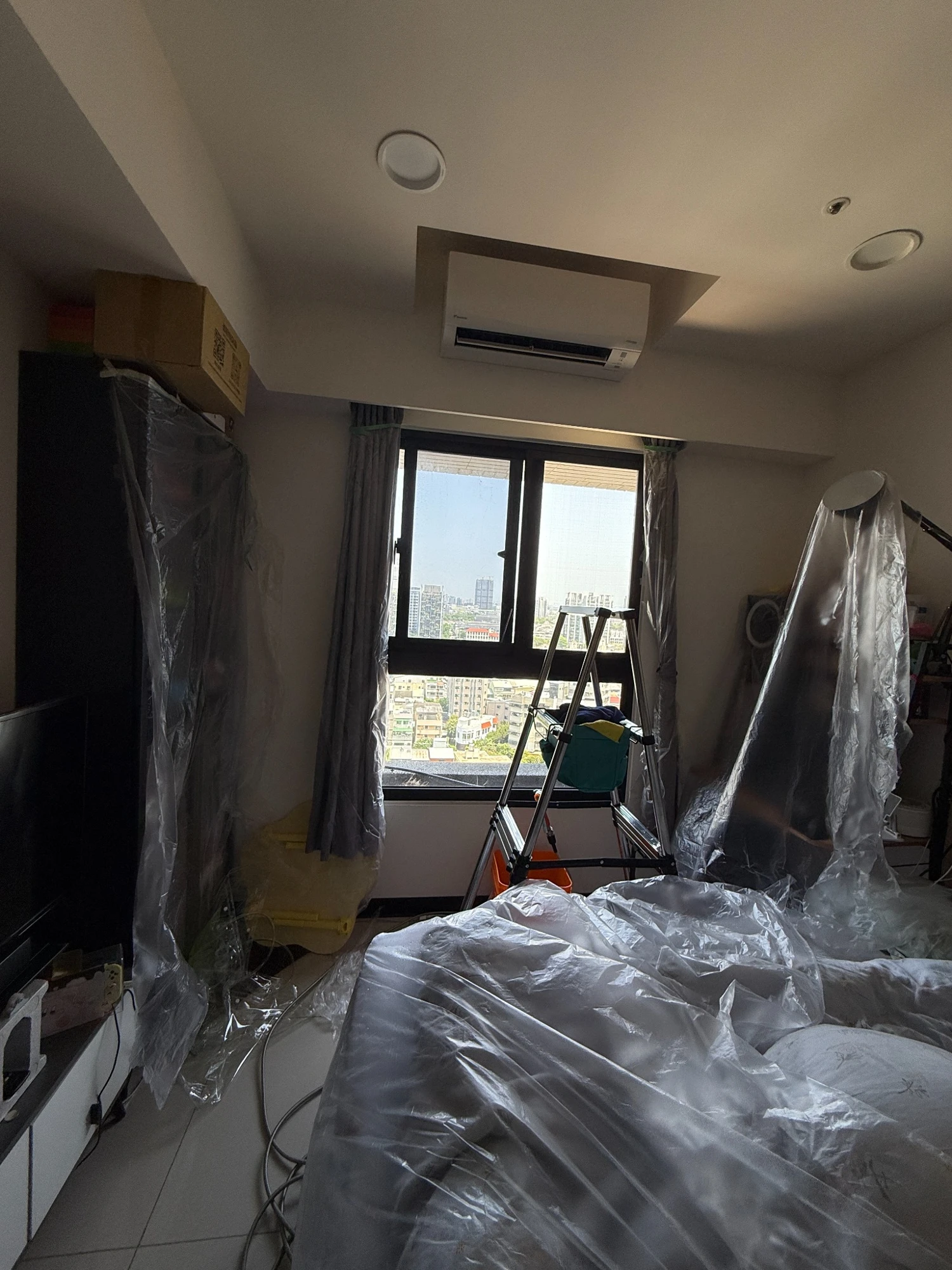 冷氣施工現場以防護布保護周邊環境